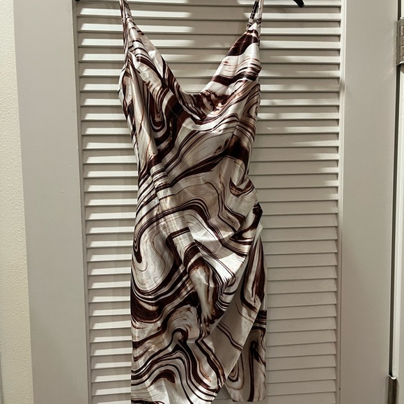 XS/2 Brown/Beige/Cream Polyester Blend Shiny Ruched Asymmetrical Mini Dresss - Picture 2 of 3